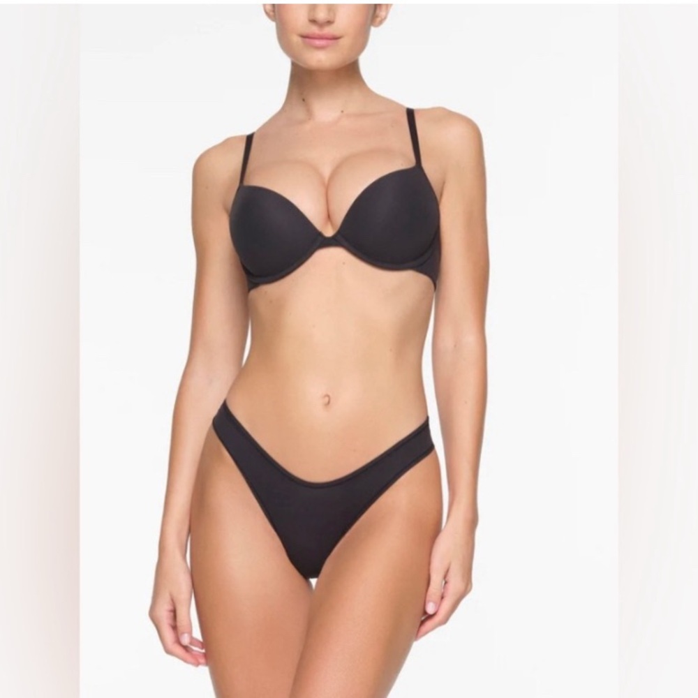 SKIMS Fits Everybody Push Up Bra 32B